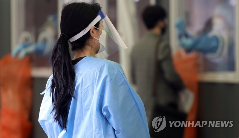 (3rd LD) New COVID-19 infections nearing 800, rising untraceable cases portend further spike