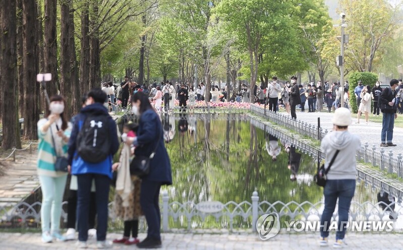 '완연한 봄'…전국 관광·핵락지에 상춘객…바다엔 서핑족 북적