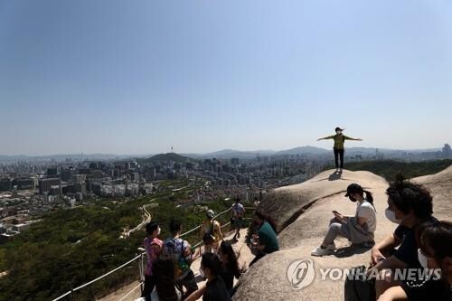 전국 산·유원지에 상춘객 북적…바다엔 서핑 물결