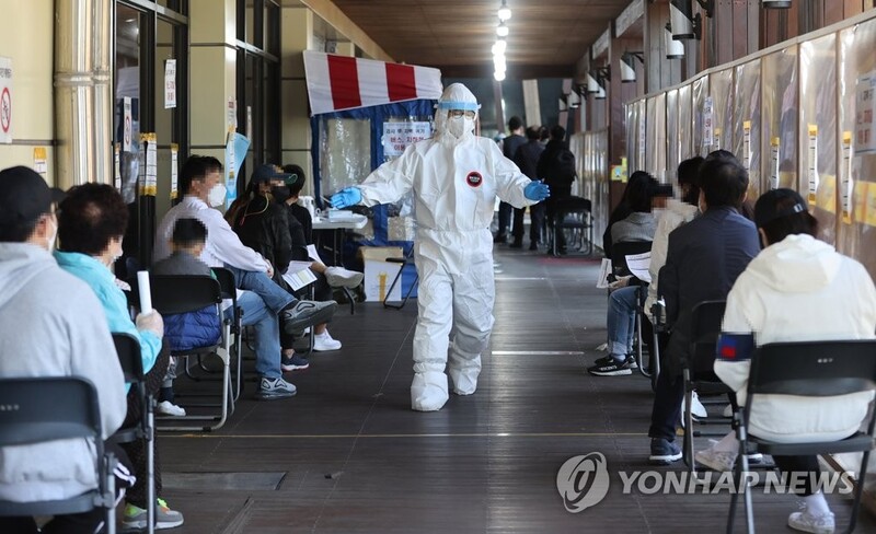 (LEAD) New cases at 500 on less testing; Seoul to ramp up vaccine rollout
