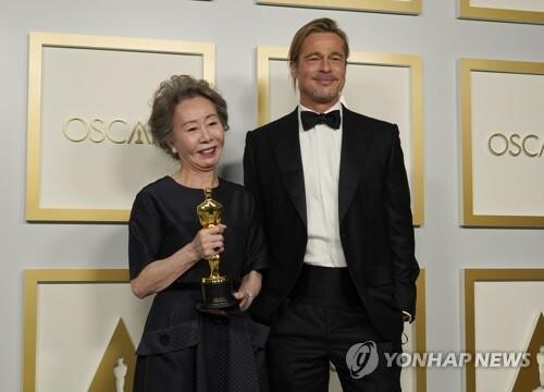 외신, 윤여정 오스카 수상에 "이미 오랜 명배우의 커리어 정점"(종합)