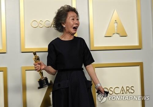 "윤여정은 오스카 쇼스틸러, 수상소감 상도 주자"…미국 '들썩'