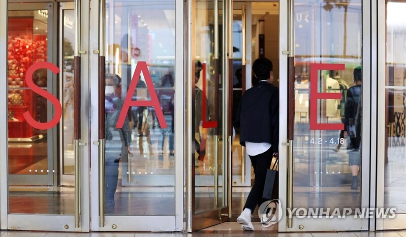 코로나 기저효과·봄 세일로 오프라인 유통 매출 21.7%↑