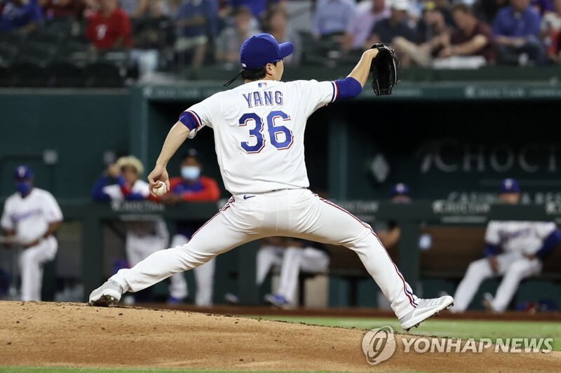 (LEAD) S. Korean pitcher Yang Hyeon-jong of Texas Rangers makes MLB debut