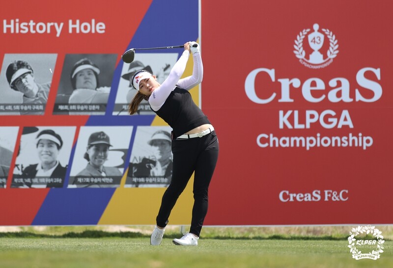 '버디 10개' 김지영, 코스레코드 세우고 단독 선두