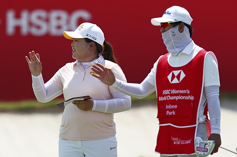 박인비, 두 번 우승한 싱가포르서 첫날 8언더파 맹타…단독 선두(종합)