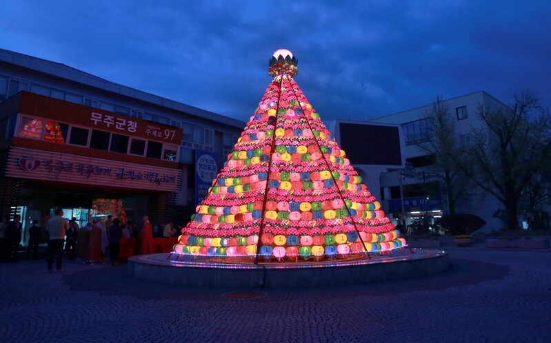 [픽! 무주] 석탄일 앞서 군청 앞 광장에 연등탑 점등