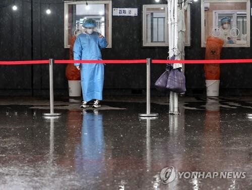 (LEAD) New cases spike to 600s again on sporadic cluster infections