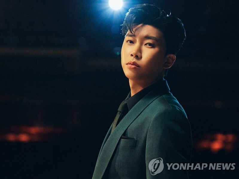 Lim Young-woong apologizes after being caught smoking indoors