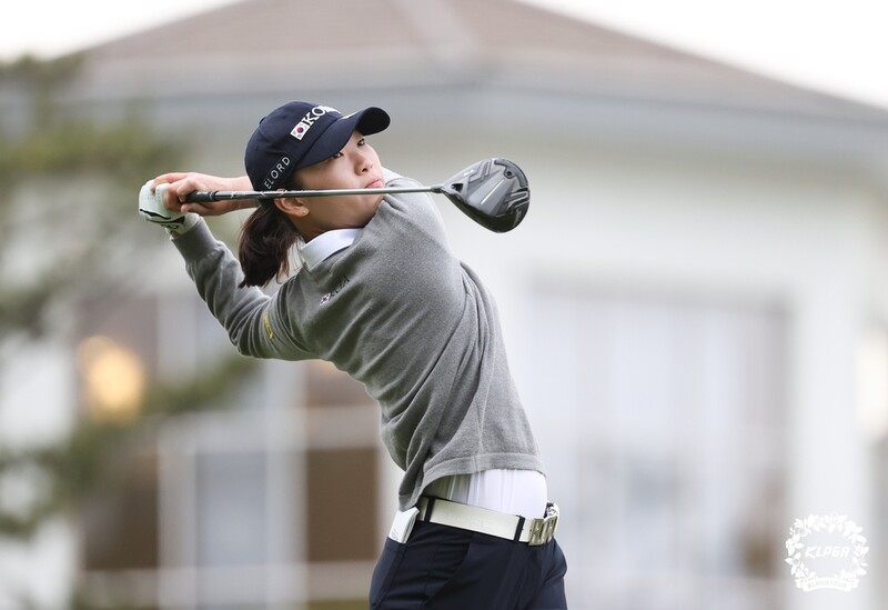 고등학교 2학년 방신실, KLPGA 투어 대회 첫날 2언더파 상위권