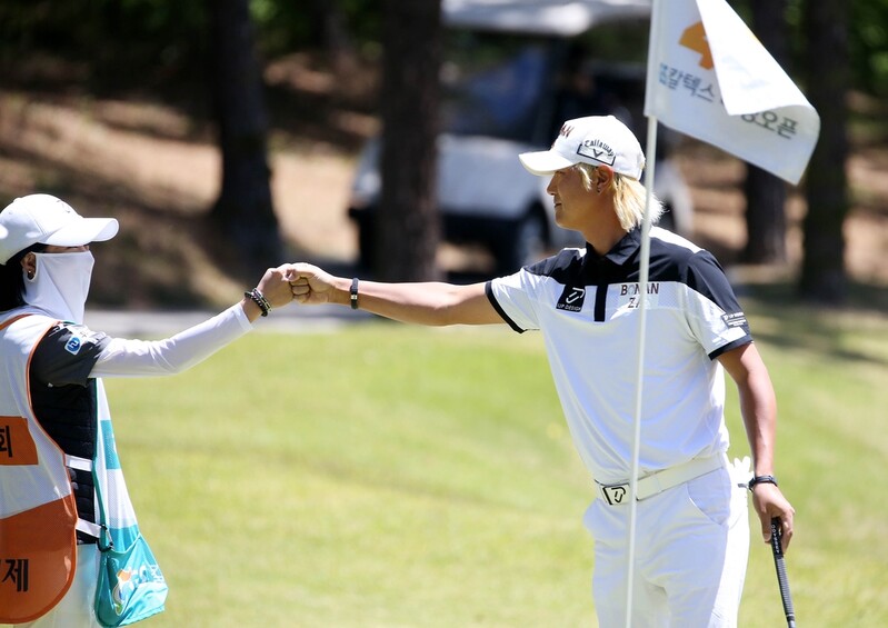 아내 내조받은 '야생마' 허인회, 6년 만에 우승
