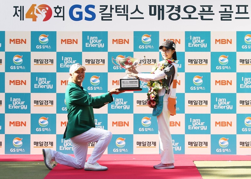 6년 만에 우승 허인회 "아내가 캐디로 성공한 게 1번으로 기뻐"