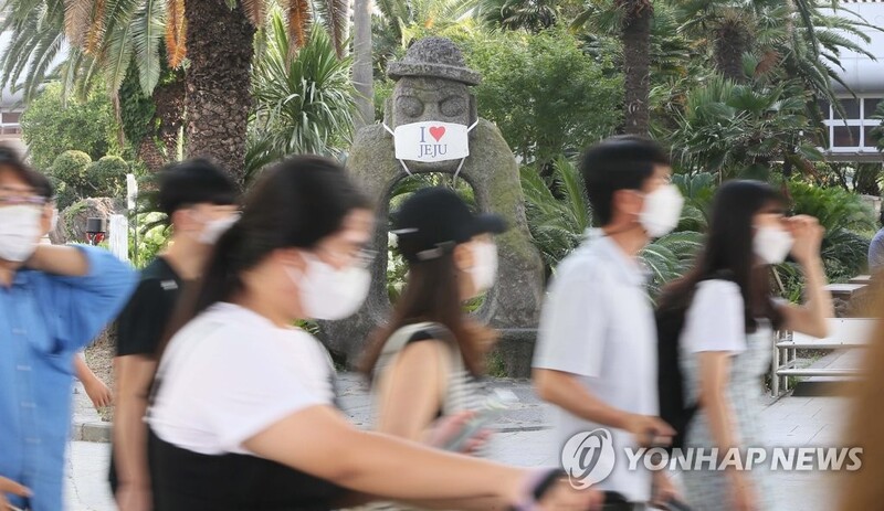 제주 코로나19 두 차례 대유행…관광객 몰린 뒤 확진자 급등