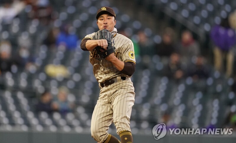 (LEAD) Padres' Kim Ha-seong takes over at shortstop after teammate tests positive for COVID-19