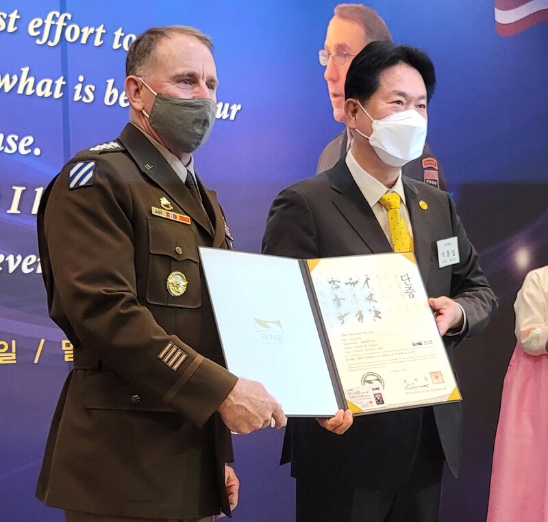 국기원, 에이브럼스 한미연합사령관에 명예 6단 수여