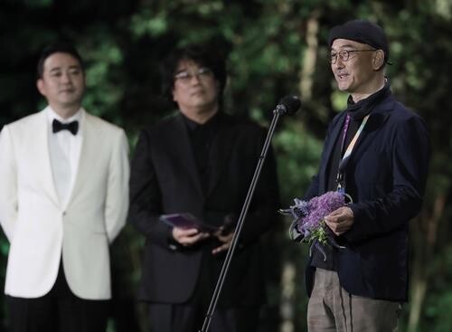 Director Lee Joon-ik of 'Book of Fish' wins grand prize at Baeksang Awards