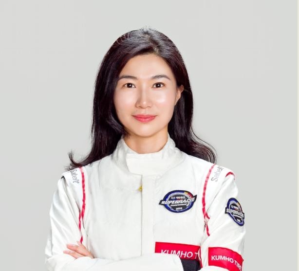 A racer behind the face of a professor, Lee Eun-jung prepares to challenge her new dream