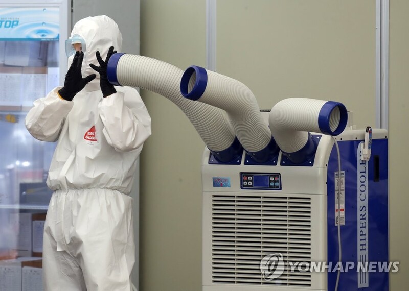 (LEAD) New cases fall below 700; cluster infections, travelers strain virus fight