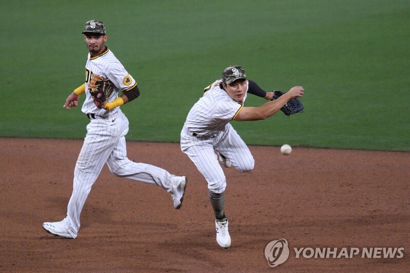 김하성, 두 차례 '명품 병살 수비'에 희생플라이 쐐기타