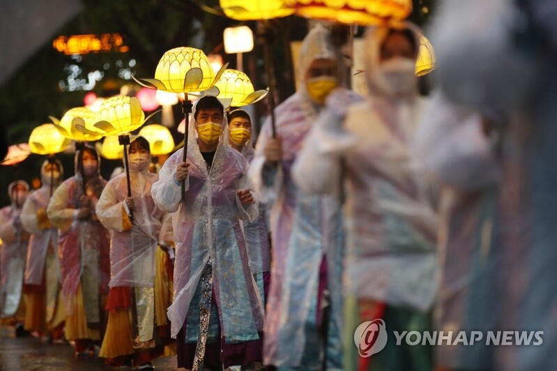 봄비 속 조촐한 법회…코로나 속 짧은 연등행렬