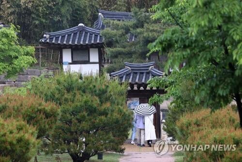 비 내리는 궂은 날씨에 전국 관광지 '한산'…식당·카페로 발길