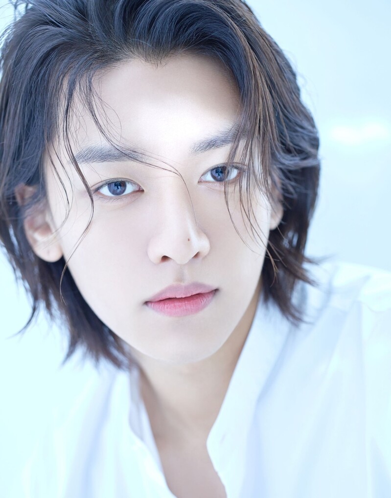 Singer Han Seung-yun from 'Sing Again' signs with record label FlexM