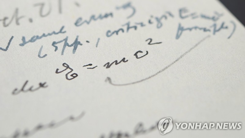 아인슈타인이 직접 쓴 'E=mc²' 담긴 서한, 14억원에 팔려