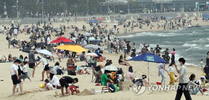 마음을 벌써 바다에 풍덩…초여름 날씨에 산·해수욕장 '북적'