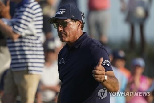 51세 미컬슨, PGA챔피언십 제패…최고령 메이저 우승(종합)