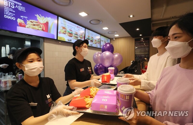 Armys overcrowd McDonald's stores in Korea to taste the "BTS Meal"