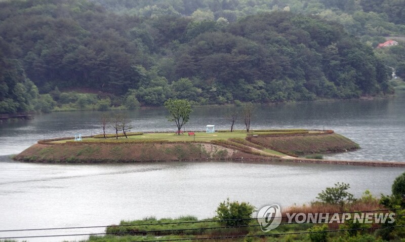 화천군 파로호 트레킹 코스에 인공섬