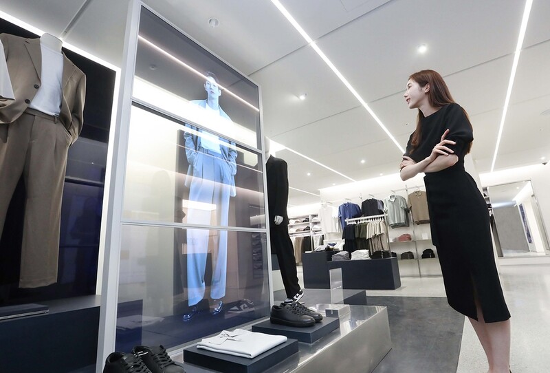 LG디스플레이, 무신사 홍대 매장에 '투명 OLED' 쇼윈도 공급
