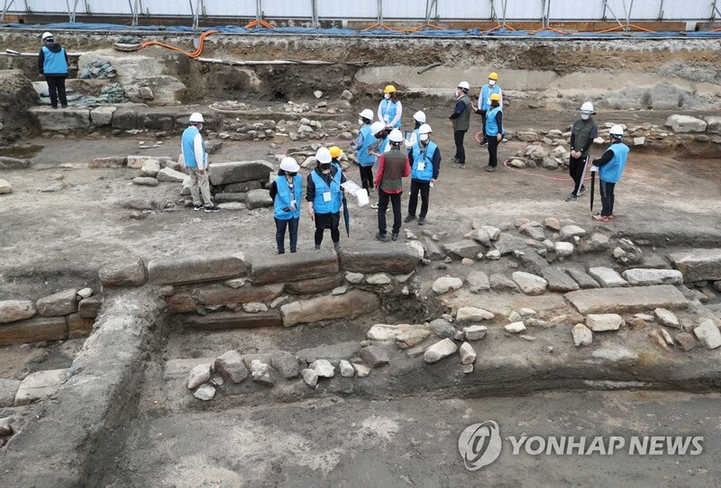 서울시, 광화문광장 발굴 문화재에 흙 덮어 보존 조치