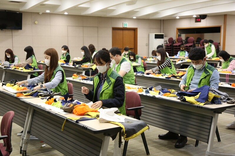 [게시판] 코오롱 임직원들, 유기견 위해 놀이담요 제작 봉사
