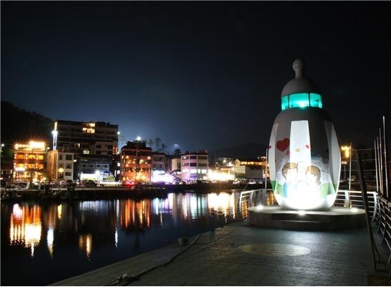 "저게 등대라고?"…젖병 모양 등 이색 등대에 야간 조명