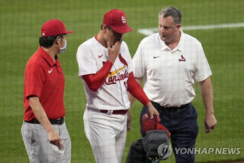 Cardinals' Kim Kwang-hyun placed on IL with back tightness