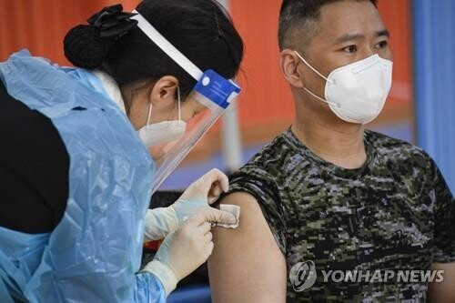 (LEAD) Military to begin vaccination campaign for troops under 30