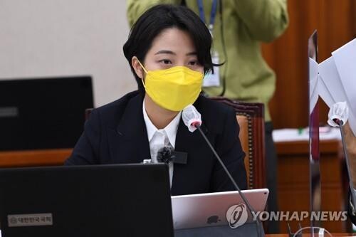 Lawmaker apologizes for using BTS photos to promote bill on tattoos