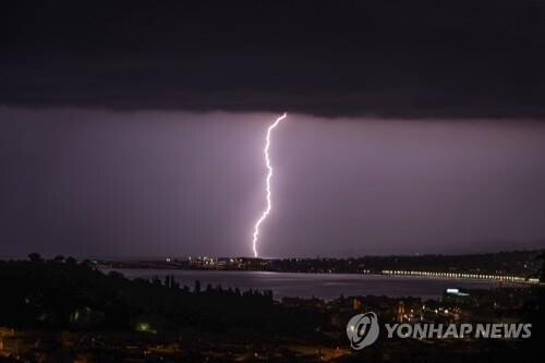 폭풍우 피해 나무 밑에 숨은 美 70대 골퍼, 벼락 맞아 사망
