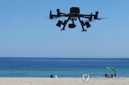 동해안 해수욕장에는 파라솔…부산·경남은 우산 행렬