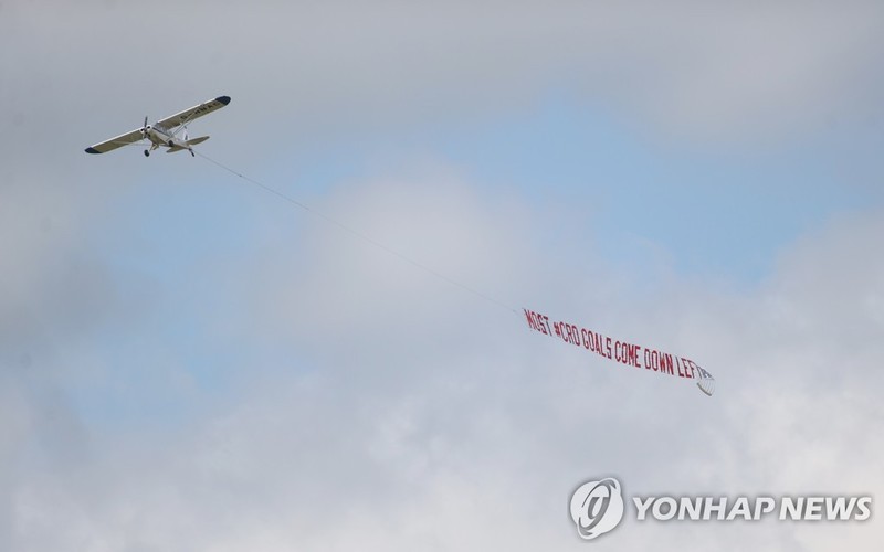 '4-3-3 쓰세요'…유로 개막에 신난 팬들, 공중 현수막으로 훈수