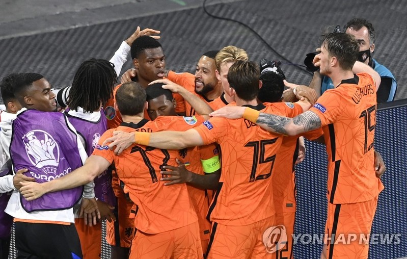 '둠프리스 결승골' 네덜란드, 난타전 끝 우크라이나에 3-2 신승