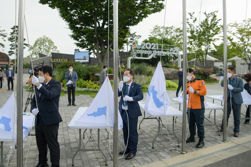 "독도를 지키자"…순천만국가정원에 한반도기 게양