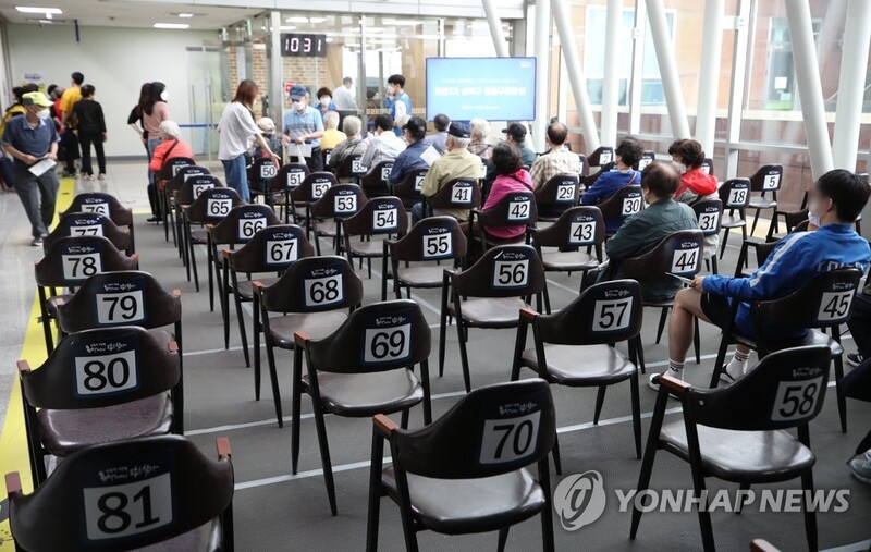 (LEAD) New virus cases spike to 500s amid accelerating vaccination drive