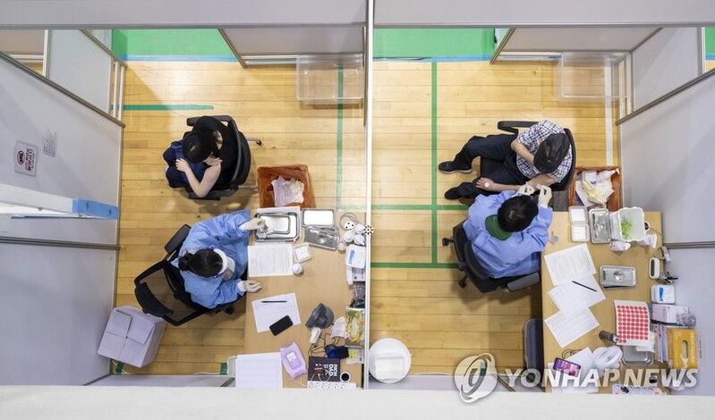 (2nd LD) New virus cases spike to 500s amid accelerating vaccination drive