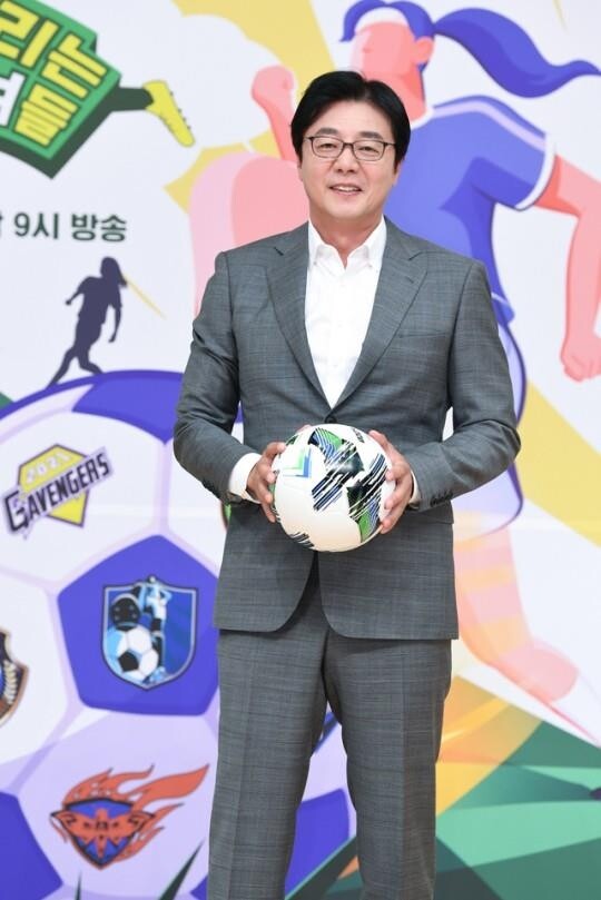 '골 때리는 그녀들' 황선홍 "여자 스타들 축구 열정에 감동"