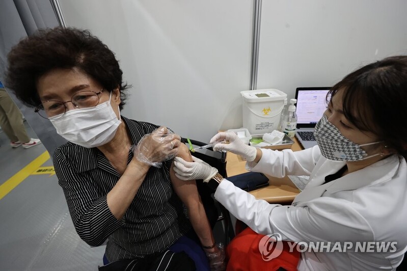 (2nd LD) New virus cases in 500s for 2nd day, nearly 1 in 3 S. Koreans get 1st jabs
