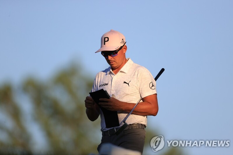 '커닝 페이퍼로 악용' PGA 투어, 그린북 금지 가능성