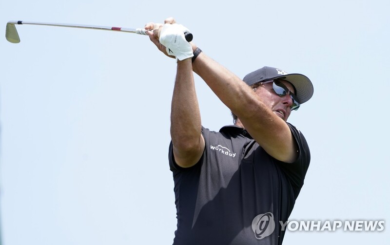 미컬슨, US오픈 첫날 4오버파 부진 "휴대전화 소음이…"