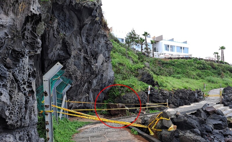 제주 관광명소 한담해변 절벽서 2t 무게 바위 '우르릉 쾅'